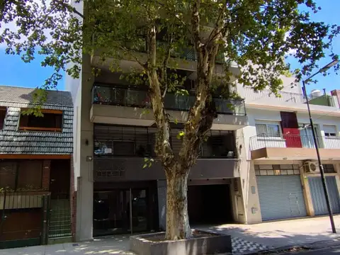 Monoambiente con balcon . USO Profesional o Vivienda - Ceretti al 2200
