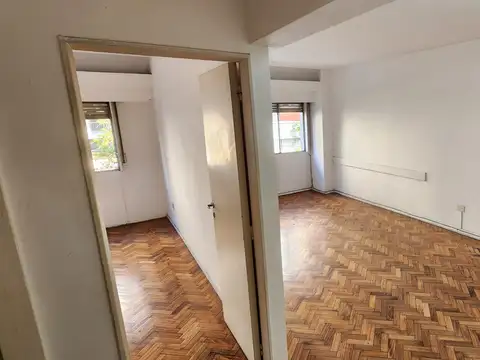 CÓRDOBA Y SUIPACHA. Dos ambientes grandes APTO PROFESIONAL