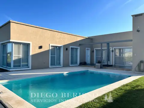 Casa 4 ambientes con 2 baños