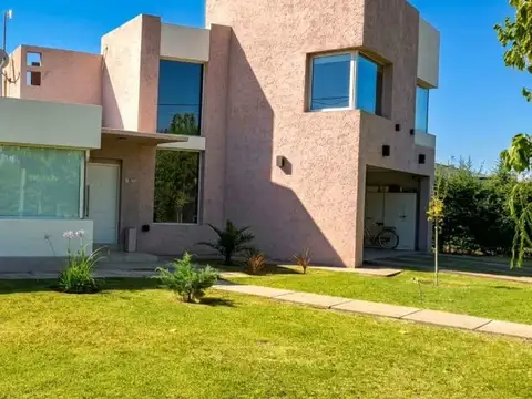 VENTA CASA DE CATEGORÍA B° LAS LAVANDAS SAN RAFAEL