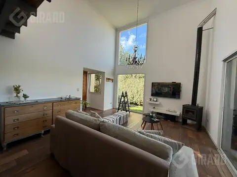 Moderna casa de 4 ambientes con piscina climatizada en venta en barrio privado Arenas del Sur