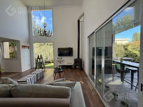 Casa en Venta con 4 cocheras