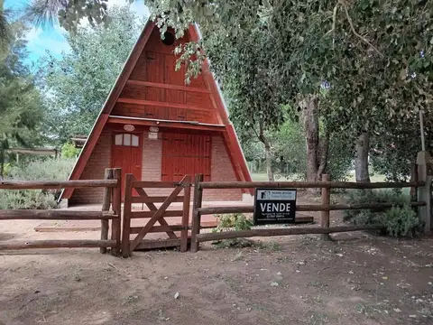 Hermosa cabaña de madera sobre lote arbolado 