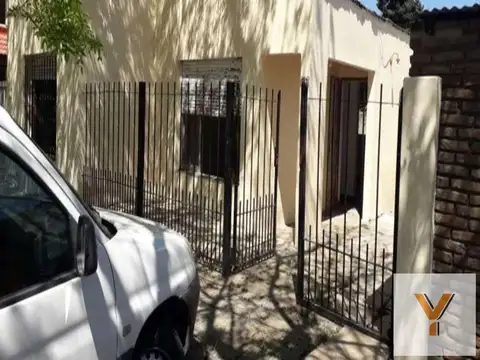 Casa en venta - 2 Dormitorios - 1 Baño - Cochera - La Plata