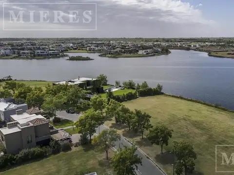 Lote en venta a la laguna Puertos Barrio Marinas
