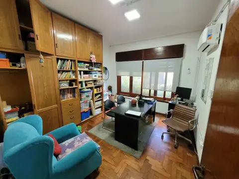 Excelente Chalet de estilo Californiano con Cochera, Patio, Quincho y Piscina.