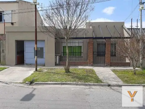 Casa en venta - 3 dormitorios 2 baños - Cochera - 144mts2 - Villa Elvira