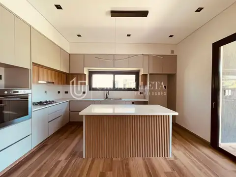 Casa 4 ambientes con 3 baños