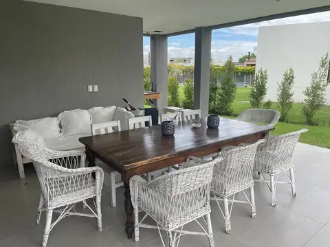 Casa 5 ambientes con 3 baños