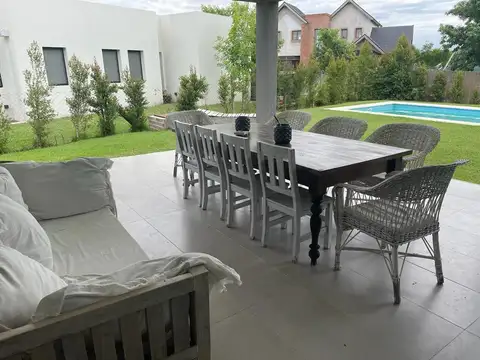Casa en Venta con 2 cocheras