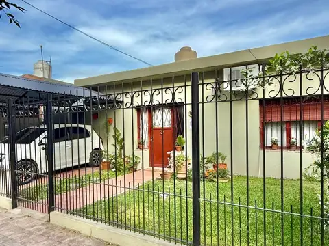 CASA 4 AMB. C/PARQUE Y PILETA