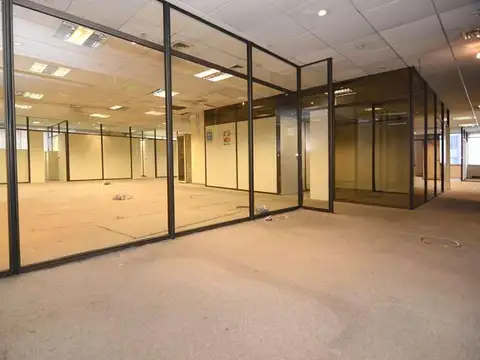 Oficina 9 ambientes con 3 baños