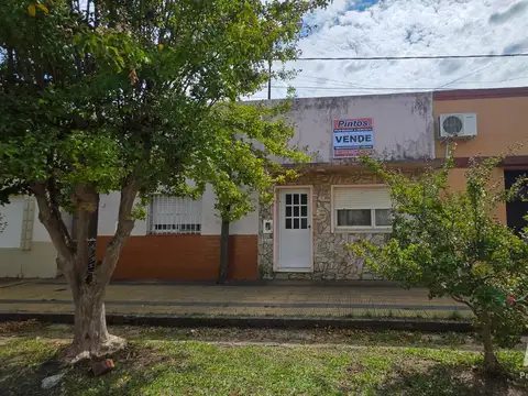Casa sobre calle 17 de Mayo (asfaltada). Extenso lote. Excelente ubicación.