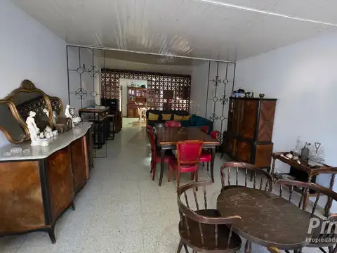 Casa sobre calle 17 de Mayo (asfaltada). Extenso lote. Excelente ubicación.