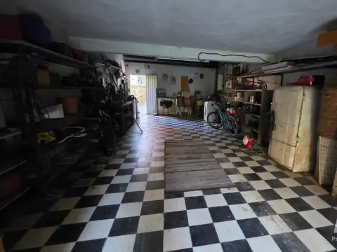 Casa sobre calle 17 de Mayo (asfaltada). Extenso lote. Excelente ubicación.