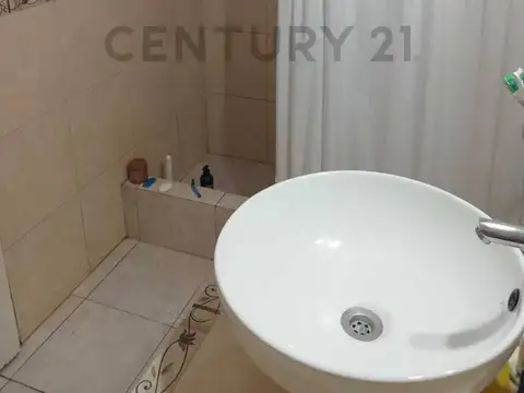 VENTA DE CASA CON AMPLIO LOTE  EN MORON NORTE