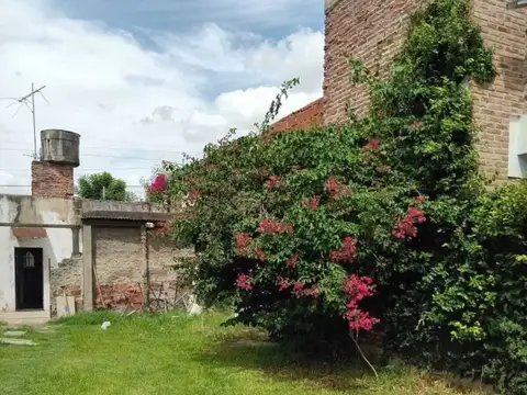 VENTA DE CASA CON AMPLIO LOTE  EN MORON NORTE