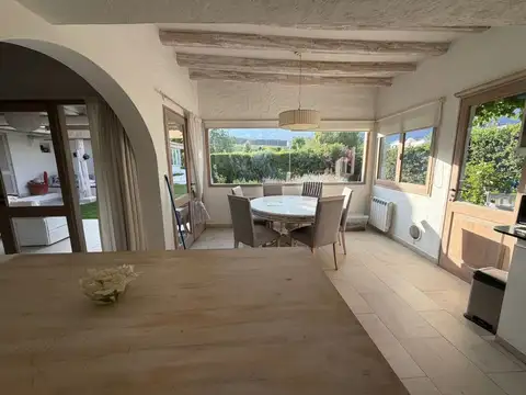 Casa en Alquiler con 2 cocheras