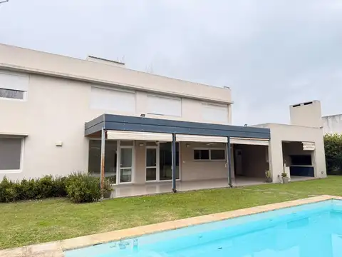 Casa en Alquiler con 2 cocheras