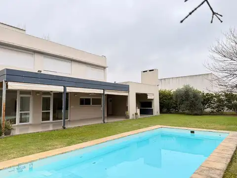 BARRIO PRIVADO SAN SEBASTIAN VENTA / ALQUILER CASA DOS PLANTAS 5 DORMITORIOS EN FUNES