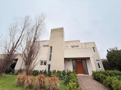 Casa en Alquiler en Funes, USD 2.500