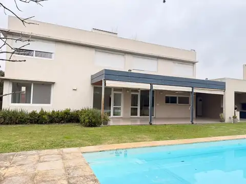 Casa 10 ambientes con 3 baños