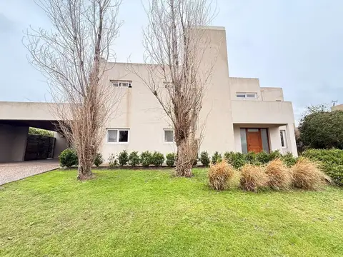 BARRIO PRIVADO SAN SEBASTIAN VENTA / ALQUILER CASA DOS PLANTAS 5 DORMITORIOS EN FUNES