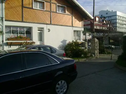 Hosteria en pleno centro de Bariloche, lote de 700m2 aprox, ideal destino comercial y turístico.