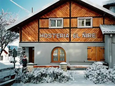 Hosteria en pleno centro de Bariloche, lote de 700m2 aprox, ideal destino comercial y turístico.
