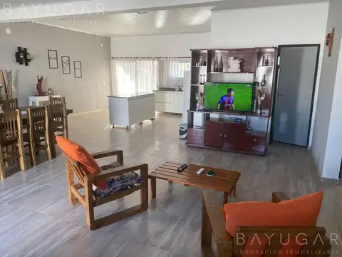 Casa 5 ambientes con 2 baños