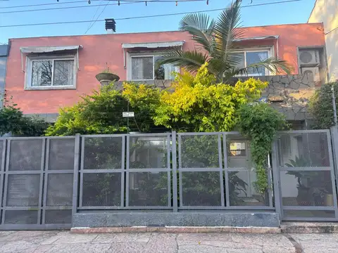 Casa 4 ambientes nueva. Piscina. Olivos.
