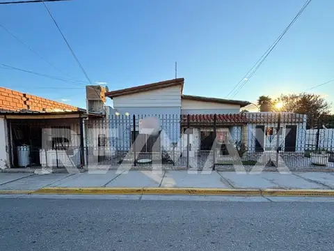 VENTA CASA MAS DOS DEPARTAMENTOS EN PH