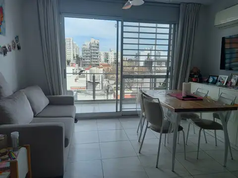 HERMOSO SEMIPISO DE 3 AMBIENTES CON TERRAZA PROPIA Y BAJAS EXPENSAS.