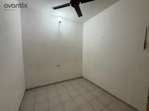 Casa con patio y cochera en barrio Villa del Parque