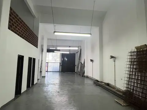 EXCELENTE GALPÓN EN DOS PLANTAS CON ENTREPISO SOBRE AV. JUAN B. JUSTO A PASOS DE AU 25 DE MAYO
