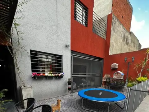 Casa en Venta con 3 cocheras