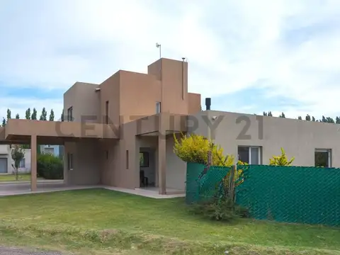 Casa 5 ambientes con 2 baños