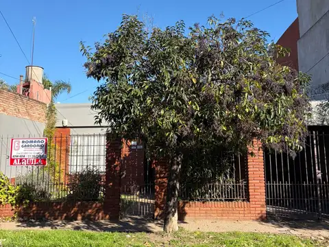 Casa en alquiler tres ambientes con cochera