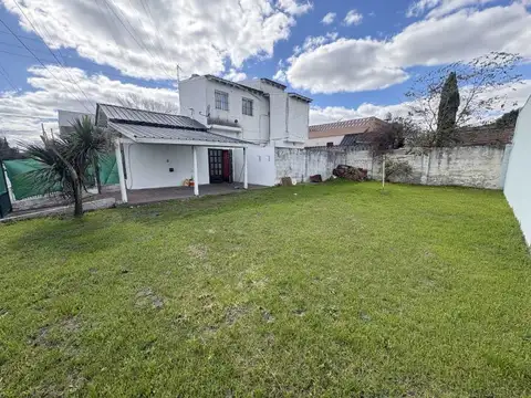 Dpto en alquiler con amplio patio y cochera