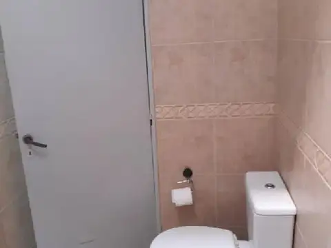 CASA DE 3 AMBIENTES CON COCHERA Y PARQUE -VILLA LUZURIAGA