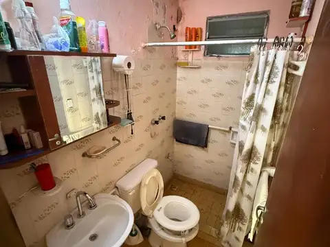 Casa de 4 dormitorios, patio y cochera en B° España