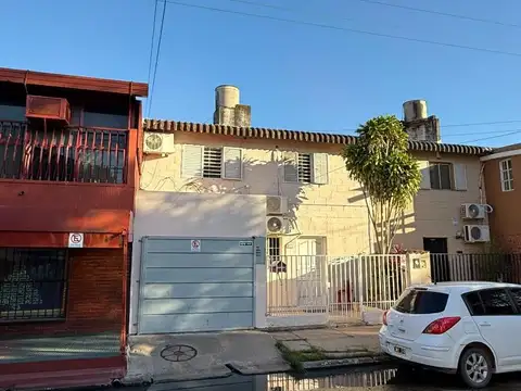 Casa de 4 dormitorios, patio y cochera en B° España