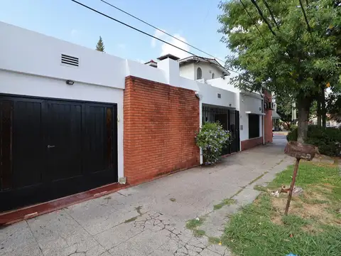 Casa 5 Ambientes más 2 locales en venta con Patio, Jardín, 2 Cocheras, Haedo Norte - El Palomar