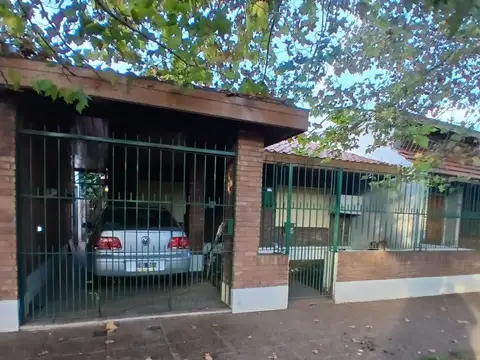 Casa en venta c/ cochera en Temperley