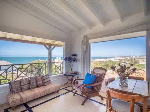 Casa en alquiler de 5 dormitorios en Punta Piedras 100