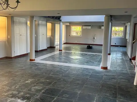Casa en Alquiler con 2 cocheras