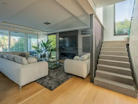 Casa 7 ambientes con 5 baños