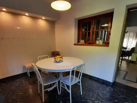 Casa 5 ambientes con 2 baños