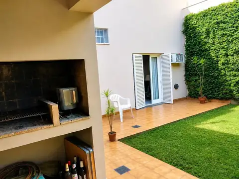 Venta Casa de 4 dormitorios con jardín y parrilla