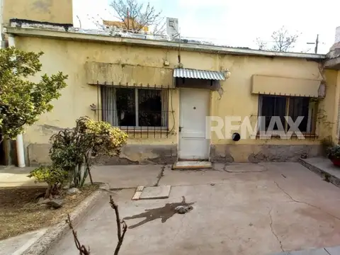 VENTA DE DOS LOCALES CON CASA